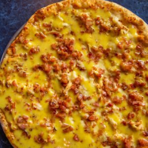 Pizza Pollo, Tocineta, Miel Mostaza.