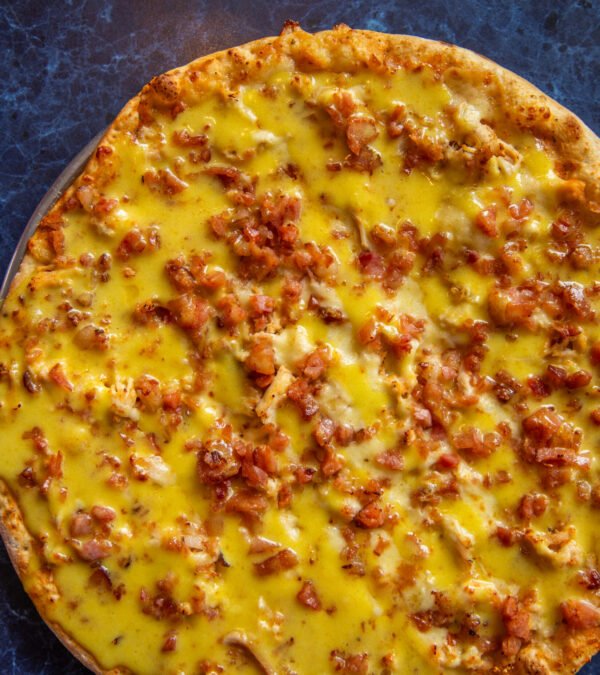 Pizza Pollo, Tocineta, Miel Mostaza.